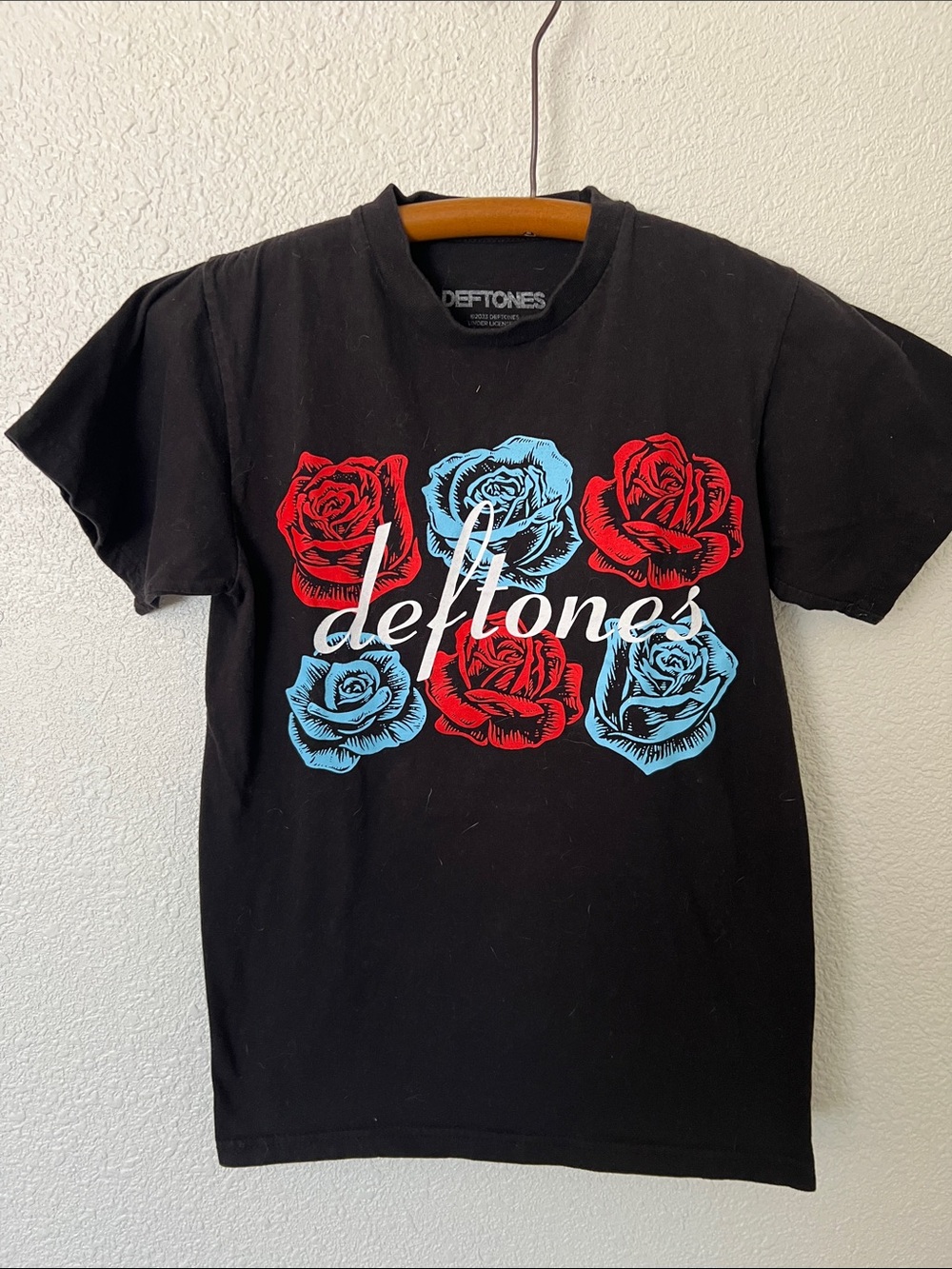 Deftones Black Band Tee with Red & Blue Roses   Small